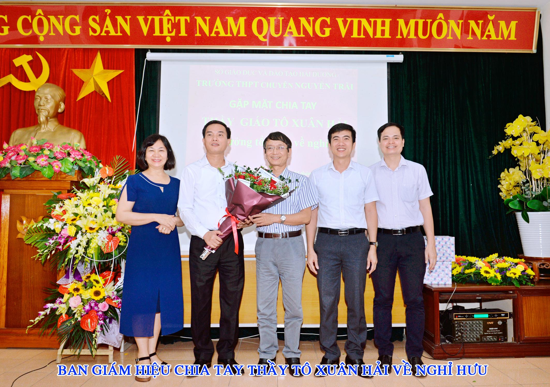 Chia tay thầy giáo Tô Xuân Hải – tổ trưởng tổ Toán trường THPT chuyên Nguyễn Trãi